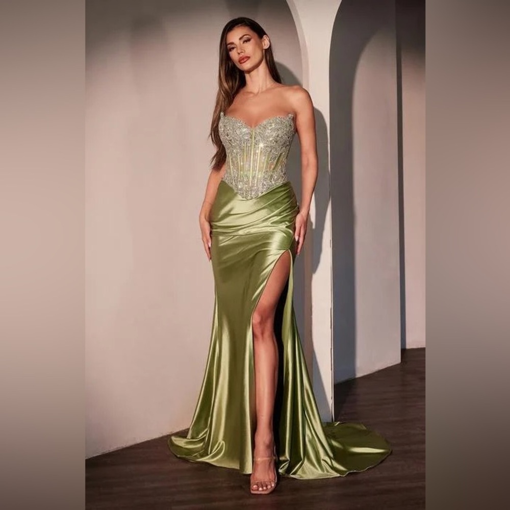 Elegant Green Strapless Evening Gown• Ladivine size 4